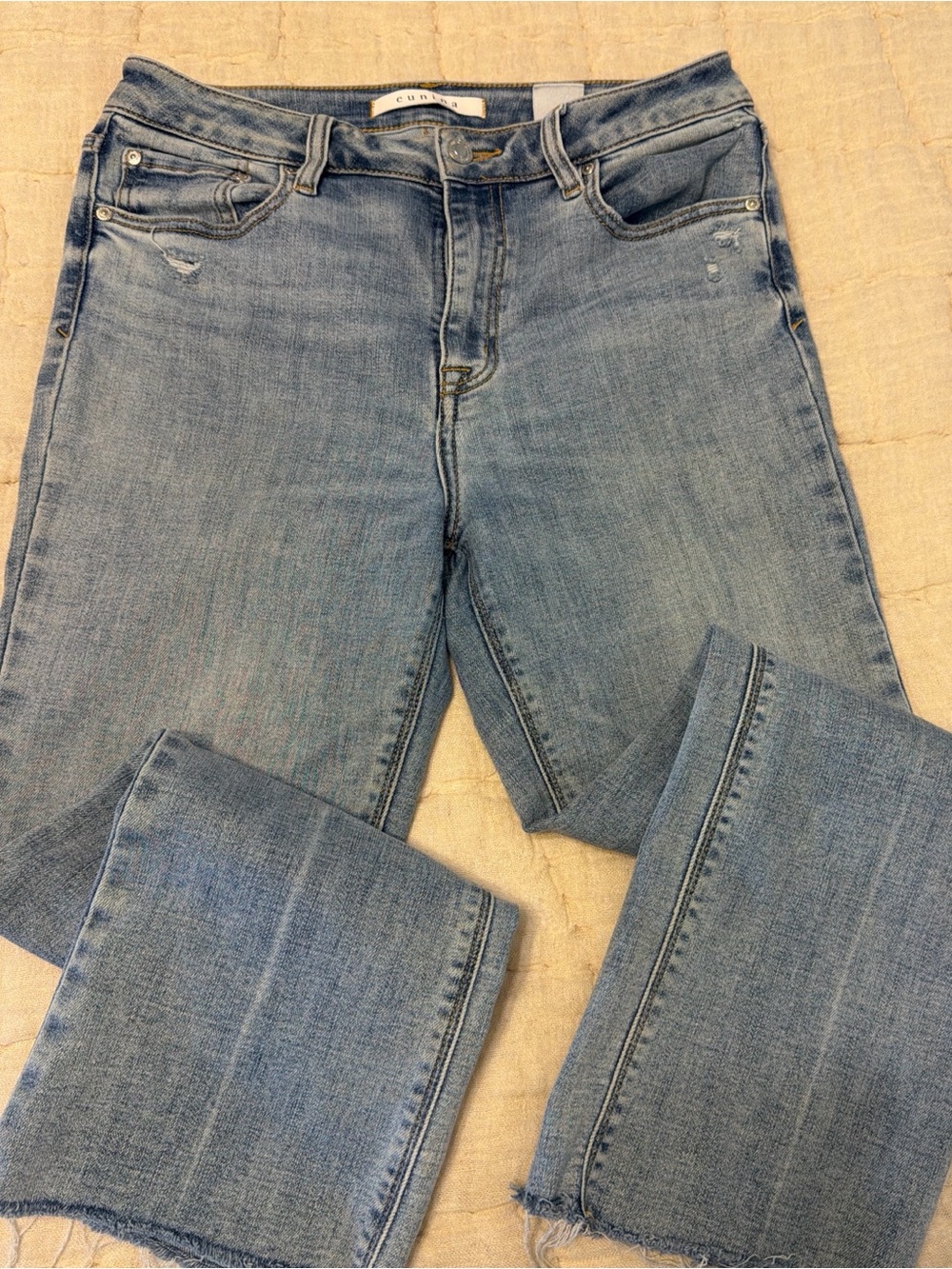 Cropped Light Wash Women’s Jeans - eunina